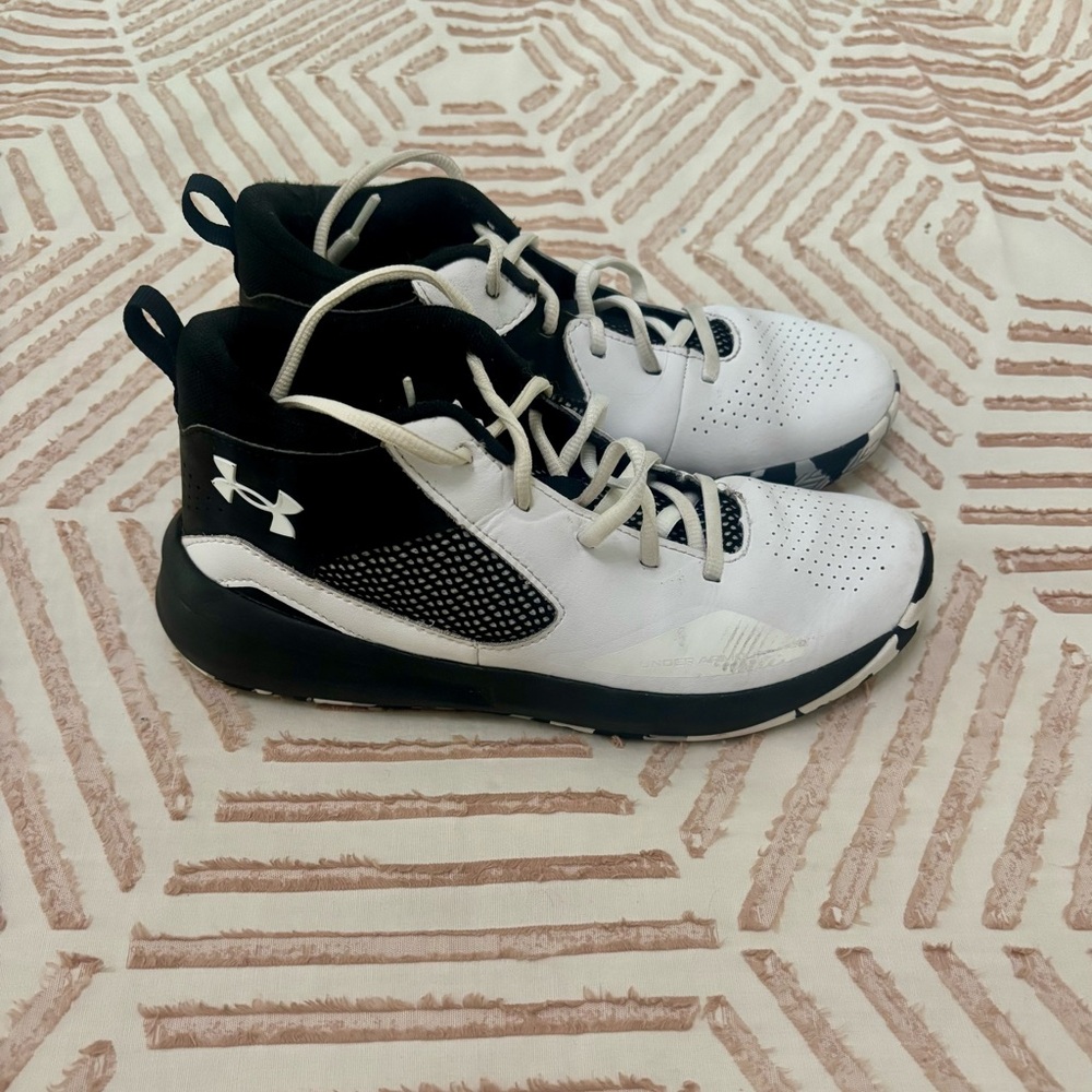 Under Armour Black and White Boys Basketball shoes 🏀